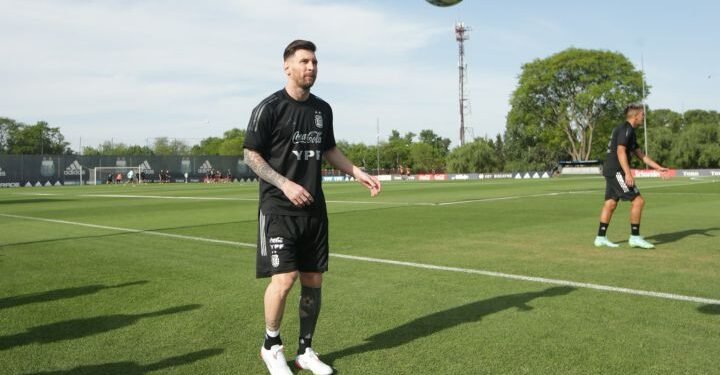Messi entrenó normalmente y será titular ante Uruguay