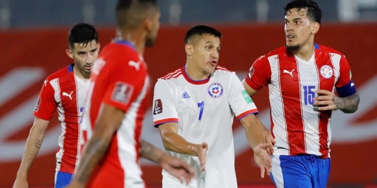 En el debut de Barros Schelotto, Paraguay perdió un partido clave como local ante Chile