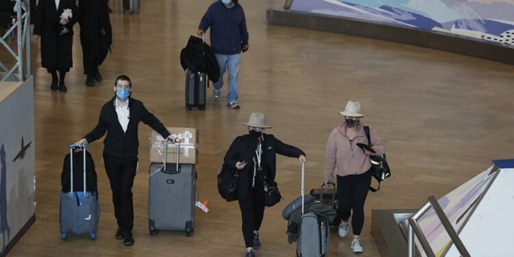 Por la expansión de la variante Ómicron, más países adoptan restricciones