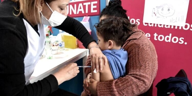 «No hubo efectos adversos graves» en niños vacunados, explicó un pediatra del Garrahan