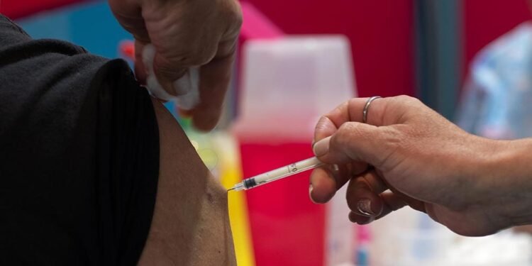 Combinar vacunas triplicó anticuerpos en mayores de 60 años