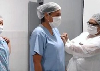 Comienzan a vacunar con terceras dosis en Rafaela al personal de salud