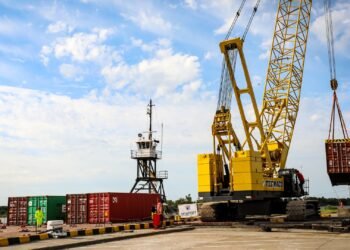 Perotti asistió a la partida de la primera barcaza con contenedores desde el puerto de Santa Fe