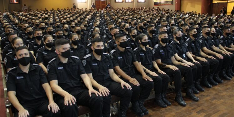 Incorporan más de 800 policías a la provincia y más de la mitad van a Rosario