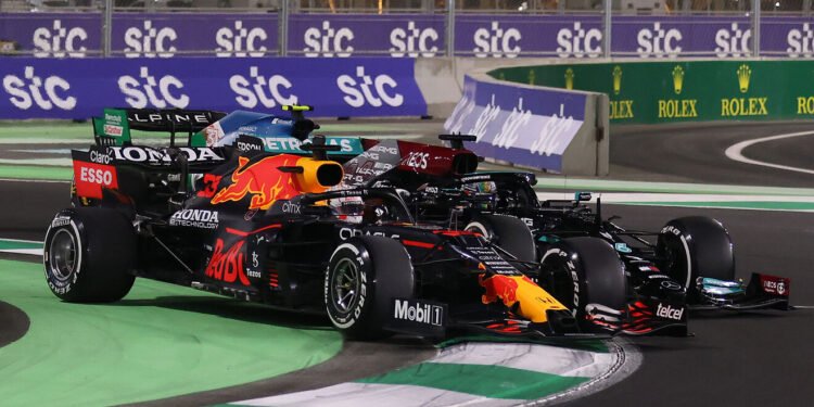 Lewis Hamilton le ganó otro round clave a Verstappen