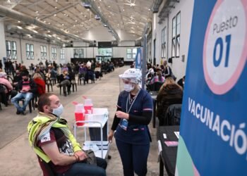 Aconsejan reforzar a los 4 meses la vacunación al personal de salud y a los mayores de 60