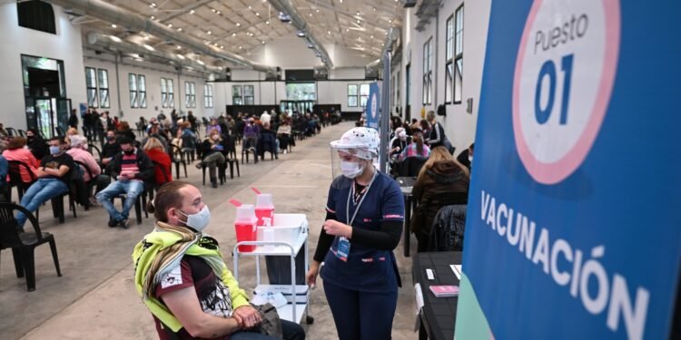 Aconsejan reforzar a los 4 meses la vacunación al personal de salud y a los mayores de 60