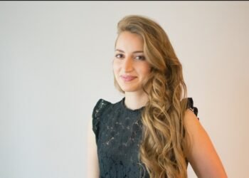 LUZ Y FUERZA DE RAFAELA INAUGURÓ REMODELACIONES EN SUS CABAÑAS DE COSQUÍN  El Sindicato local posee un complejo que fue completamente modernizado. Desde este miércoles está nuevamente habilitado en sus 8 cabañas para recibir a los afiliados que hagan las reservas correspondientes.   El Sindicato de Luz y Fuerza de Rafaela inauguró oficialmente esta semana las remodelaciones concretadas en 6 de las 8 cabañas que posee en el complejo «7 de Noviembre», ubicado en la ciudad de Cosquín, en el valle de Punilla, provincia de Córdoba. La sencilla ceremonia contó con la participación de una delegqación del Sindicato rafaelino, que encabezó el secretario general, Sebastián Beccaría.  El complejo dispone de 8 cabañas en total, de las cuales fueron intervenidas las 6 de mayor antigüedad.  Se les realizó la renovación completa de instalaciones eléctricas, de agua y gas, mobiliario de cocinas, baños y dormitorios, al igual que los sanitarios, calefones y electrodomésticos. También se agregaron acondicionadores de aire en todas las habitaciones y los comedores. Como parte de los trabajos concretados, fueron remodeladas completamente todas las fachadas y la iluminación, así como también se procedió al reacondicionamiento de la piscina. Además, al Salón de Usos Múltiples se le colocó piso de porcelanato, se rehizo la zona de cocina, se pintó completamente todo el ambiente y se le agregó un freezer. Con esta importante obra, sumado a las 2 casas más que se construyeron anteriormente, todos los afiliados podrán, en esta temporada estival, disfrutar a pleno de las comodidades que ofrece ese maravilloso predio.