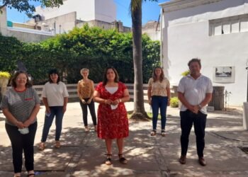 El Ministerio de Salud provincial, junto al Programa de Prevención de VIH, Tuberculosis e ITS, iniciaron la 22ª campaña de prevención, promoción y concientización sobre el VIH en el marco del día mundial de esta enfermedad.  El objetivo para el año 2025 es lograr un 95% de personas diagnosticadas, bajo tratamiento antirretroviral (TAR), virológicamente suprimidas, con acceso a la salud reproductiva, bajo estrategias combinadas de prevención y disminución de la transmisión vertical.  En este sentido, la ministra de Salud provincial, Sonia Martorano, expresó que “es un día de concientización fundamentalmente, además de prevención y promoción. En este marco, en toda la provincia hay puestos sanitarios donde tenemos testeos rápidos en donde la gente espontáneamente se va acercando y realizando el análisis”.  “Lo interesante de esto es lo que tiene que ver con la accesibilidad y con la rapidez, en 15 minutos están los resultados. Pero a esto le sumamos otro puesto sanitario donde pueden acceder a la vacunación contra el Covid-19”, continuó.  IMPLEMENTACIÓN DEL AUTO TEST El autotest se define como el proceso en el cual un individuo recolecta su propia muestra clínica (sangre o fluido oral), realiza una prueba e interpreta los resultados en forma autónoma, cuando y donde prefiera.  La estrategia de autotest para el VIH constituye una herramienta adicional en la respuesta a la epidemia de VIH que puede reforzar la autonomía de los usuarios, favorecer la descentralización de los servicios de diagnóstico y estimular la generación de demanda en aquellos usuarios en los que el testeo frecuente resulta prioritario y en quienes no son alcanzados en forma adecuada por las estrategias disponibles. Su implementación está recomendada por la OMS desde el año 2016 como una forma segura, precisa y efectiva de captar a personas que no acceden al testeo a través de otras estrategias (directrices consolidadas sobre los servicios de detección del VIH).  CAMPAÑA DE VACUNACIÓN PROVINCIAL Al hacer referencia al mega operativo histórico de vacunación contra el coronavirus, la ministra de salud informó que “en la provincia ya tenemos el 75% con esquemas completos. En lo que respecta al departamento Rosario, ya estamos casi en el 81%, hay muy buena respuesta en el grupo de 3 a 11 años, donde el 70% ya accedió a la vacunación, en la franja de 12 a 17 se inoculó ya el 86%”.  Luego, la ministra agregó: “Lo bueno es que seguimos avanzando no solo con estos grupos sino también con terceras dosis (aquellos que consideramos que necesitan 3 vacunas para tener esquema completo que son los inmunodeprimidos y +50 con Sinopharm) y empezamos a colocar dosis de refuerzos a todo el personal de salud donde trabaje, es decir, que hemos entregados vacunas a centros de salud, clínicas, hospitales, sanatorios sea público o privado en toda la provincia para que sea fácilmente accesible para estas personas”.  Asimismo, Martorano explicó que “estamos colocando este refuerzo a mayores de 70 años quienes hayan cumplido seis meses de haberse colocado la segunda dosis. Los estamos citando pero además esta semana comenzamos a vacunar en los geriátricos utilizando los dispositivos móviles (son 6 en Rosario y 6 en la región centro norte) donde se esta inoculando a los residentes y a los que trabajan en este ámbito”.  “Es un gran despliegue el que estamos realizando en toda la provincia y sabemos que es la única manera que tenemos hoy para poder hacer frente a la pandemia”, destacó la ministra.  LLEGADA DE LA MINISTRA DE SALUD DE LA NACIÓN CARLA VIZZOTTI Al ser consultada por la llegada de la ministra de salud de la Nación, Carla Vizzotti, a la provincia de Santa Fe, Martorano explicó que “inicialmente viene a hacer una visita por el 60° aniversario del Instituto Nacional de Enfermedades Respiratorias Emilio Coni, donde se realizará un reconocimiento a esta institución”.  “Posteriormente vamos a entregar el botiquín Remediar Nº 4.000.000 a un centro de salud en la ciudad de Santa Fe, por supuesto visitar uno de los mega vacunatorios como lo es el de la Esquina Encendida y luego mantendremos una reunión que tiene que ver con temas locales”.  Por último, en cuanto al pasaporte sanitario, la titular de la cartera sanitaria expresó que “salió por consenso de todas las jurisdicciones el pasado viernes y hoy se esta trabajando en un marco regulatorio, técnico – legal el cual va a ser nacional. En principio, porque va a ser progresivo, va a tener que ver con mega eventos, tanto cerrados como abiertos, y esto lo que nos va a permitir es tener aforos al 100%, continuar con todas las actividades que tenemos pero en un marco de seguridad en cuanto a la salud de las personas.”