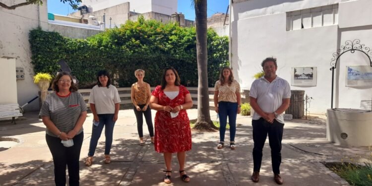 El Ministerio de Salud provincial, junto al Programa de Prevención de VIH, Tuberculosis e ITS, iniciaron la 22ª campaña de prevención, promoción y concientización sobre el VIH en el marco del día mundial de esta enfermedad.  El objetivo para el año 2025 es lograr un 95% de personas diagnosticadas, bajo tratamiento antirretroviral (TAR), virológicamente suprimidas, con acceso a la salud reproductiva, bajo estrategias combinadas de prevención y disminución de la transmisión vertical.  En este sentido, la ministra de Salud provincial, Sonia Martorano, expresó que “es un día de concientización fundamentalmente, además de prevención y promoción. En este marco, en toda la provincia hay puestos sanitarios donde tenemos testeos rápidos en donde la gente espontáneamente se va acercando y realizando el análisis”.  “Lo interesante de esto es lo que tiene que ver con la accesibilidad y con la rapidez, en 15 minutos están los resultados. Pero a esto le sumamos otro puesto sanitario donde pueden acceder a la vacunación contra el Covid-19”, continuó.  IMPLEMENTACIÓN DEL AUTO TEST El autotest se define como el proceso en el cual un individuo recolecta su propia muestra clínica (sangre o fluido oral), realiza una prueba e interpreta los resultados en forma autónoma, cuando y donde prefiera.  La estrategia de autotest para el VIH constituye una herramienta adicional en la respuesta a la epidemia de VIH que puede reforzar la autonomía de los usuarios, favorecer la descentralización de los servicios de diagnóstico y estimular la generación de demanda en aquellos usuarios en los que el testeo frecuente resulta prioritario y en quienes no son alcanzados en forma adecuada por las estrategias disponibles. Su implementación está recomendada por la OMS desde el año 2016 como una forma segura, precisa y efectiva de captar a personas que no acceden al testeo a través de otras estrategias (directrices consolidadas sobre los servicios de detección del VIH).  CAMPAÑA DE VACUNACIÓN PROVINCIAL Al hacer referencia al mega operativo histórico de vacunación contra el coronavirus, la ministra de salud informó que “en la provincia ya tenemos el 75% con esquemas completos. En lo que respecta al departamento Rosario, ya estamos casi en el 81%, hay muy buena respuesta en el grupo de 3 a 11 años, donde el 70% ya accedió a la vacunación, en la franja de 12 a 17 se inoculó ya el 86%”.  Luego, la ministra agregó: “Lo bueno es que seguimos avanzando no solo con estos grupos sino también con terceras dosis (aquellos que consideramos que necesitan 3 vacunas para tener esquema completo que son los inmunodeprimidos y +50 con Sinopharm) y empezamos a colocar dosis de refuerzos a todo el personal de salud donde trabaje, es decir, que hemos entregados vacunas a centros de salud, clínicas, hospitales, sanatorios sea público o privado en toda la provincia para que sea fácilmente accesible para estas personas”.  Asimismo, Martorano explicó que “estamos colocando este refuerzo a mayores de 70 años quienes hayan cumplido seis meses de haberse colocado la segunda dosis. Los estamos citando pero además esta semana comenzamos a vacunar en los geriátricos utilizando los dispositivos móviles (son 6 en Rosario y 6 en la región centro norte) donde se esta inoculando a los residentes y a los que trabajan en este ámbito”.  “Es un gran despliegue el que estamos realizando en toda la provincia y sabemos que es la única manera que tenemos hoy para poder hacer frente a la pandemia”, destacó la ministra.  LLEGADA DE LA MINISTRA DE SALUD DE LA NACIÓN CARLA VIZZOTTI Al ser consultada por la llegada de la ministra de salud de la Nación, Carla Vizzotti, a la provincia de Santa Fe, Martorano explicó que “inicialmente viene a hacer una visita por el 60° aniversario del Instituto Nacional de Enfermedades Respiratorias Emilio Coni, donde se realizará un reconocimiento a esta institución”.  “Posteriormente vamos a entregar el botiquín Remediar Nº 4.000.000 a un centro de salud en la ciudad de Santa Fe, por supuesto visitar uno de los mega vacunatorios como lo es el de la Esquina Encendida y luego mantendremos una reunión que tiene que ver con temas locales”.  Por último, en cuanto al pasaporte sanitario, la titular de la cartera sanitaria expresó que “salió por consenso de todas las jurisdicciones el pasado viernes y hoy se esta trabajando en un marco regulatorio, técnico – legal el cual va a ser nacional. En principio, porque va a ser progresivo, va a tener que ver con mega eventos, tanto cerrados como abiertos, y esto lo que nos va a permitir es tener aforos al 100%, continuar con todas las actividades que tenemos pero en un marco de seguridad en cuanto a la salud de las personas.”