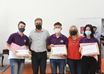 Castellano distinguió a estudiantes de escuelas secundarias