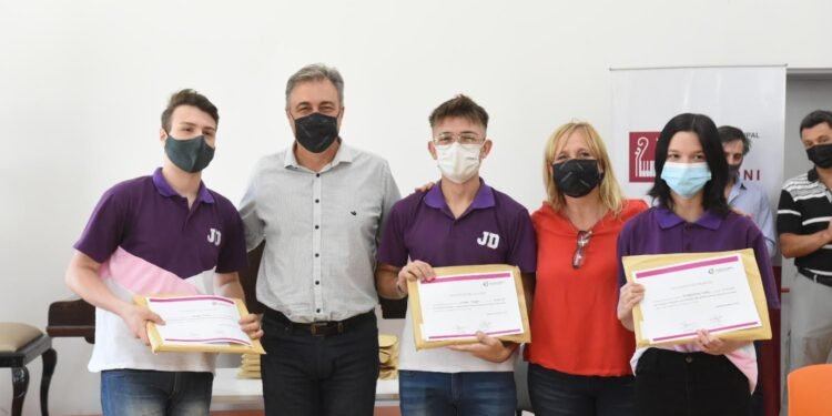 Castellano distinguió a estudiantes de escuelas secundarias