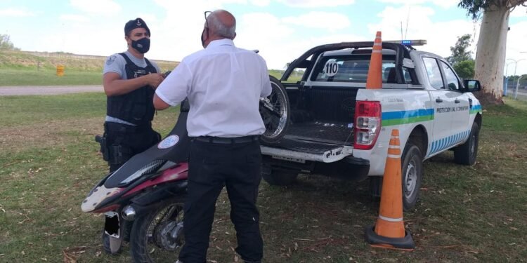 Circulaba sin casco, Licencia de Conducir, ni seguro obligatorio