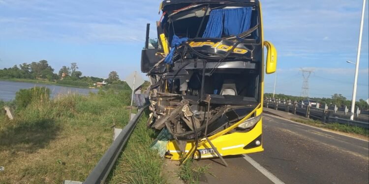 Peligroso choque en la conexión vial entre Santa Fe y Paraná