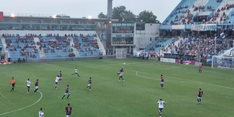 Ante una multitud, Quilmes le ganó a Sportivo la primera final del Absoluto