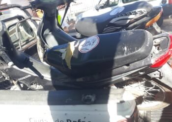 Circulaba a contramano, sin casco, ni papeles: le retuvieron la moto