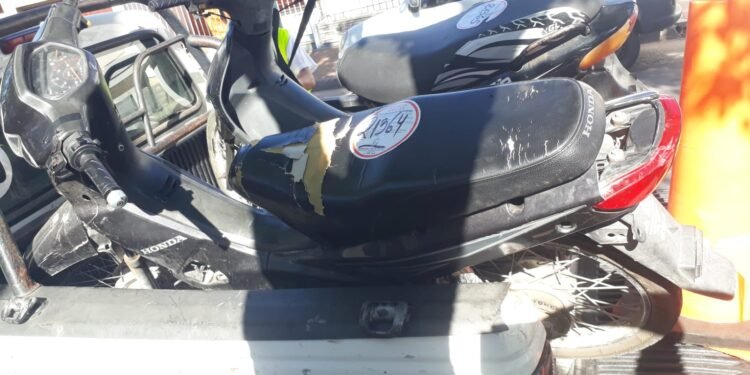 Circulaba a contramano, sin casco, ni papeles: le retuvieron la moto