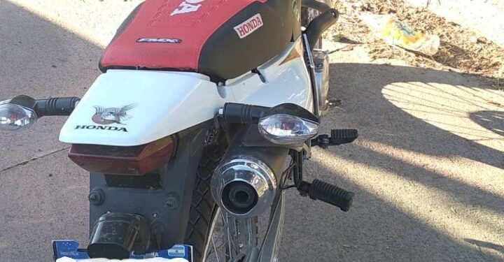 Persecución en la zona Sur: recuperaron una Honda XR robada en el barrio Pizzurno