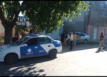 Borracho al volante, sin carnet y sin seguro: terminó arriba de la vereda y casi choca una casa