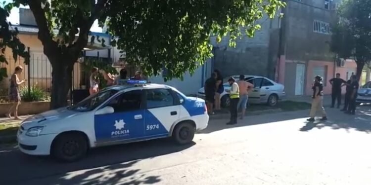 Borracho al volante, sin carnet y sin seguro: terminó arriba de la vereda y casi choca una casa