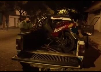Sin casco, carnet ni seguro: le retuvieron la moto