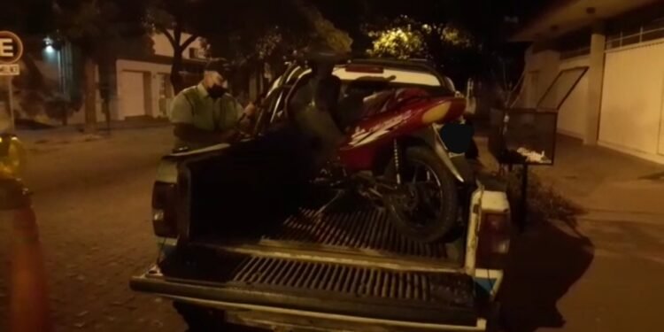 Sin casco, carnet ni seguro: le retuvieron la moto