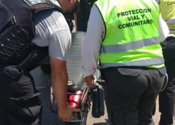 Circulaba sin casco, licencia ni seguro: le retuvieron la moto