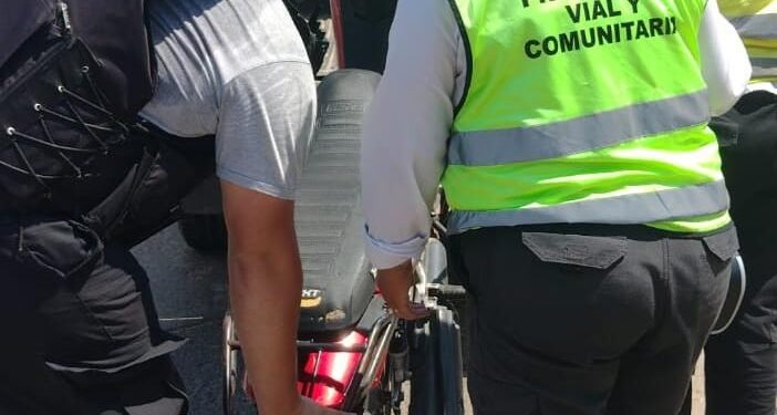 Circulaba sin casco, licencia ni seguro: le retuvieron la moto