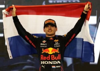 En un final dramático, Max Verstappen le ganó el título mundial a Hamilton en la última vuelta