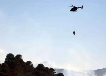 Cayó un helicóptero hidrante que combatía incendios y murieron sus dos ocupantes