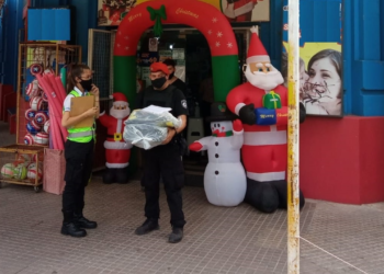 Decomisaron globos de pirotecnia de un local comercial