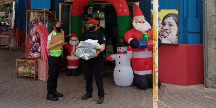 Decomisaron globos de pirotecnia de un local comercial