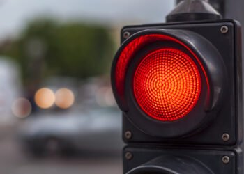 Lo que se debe hacer: cruzaba semáforos en rojo, la vieron y le sacaron la licencia