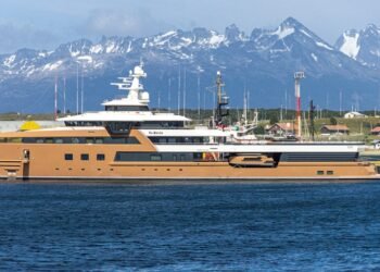 Un súper yate rompehielos de lujo llegó a Ushuaia