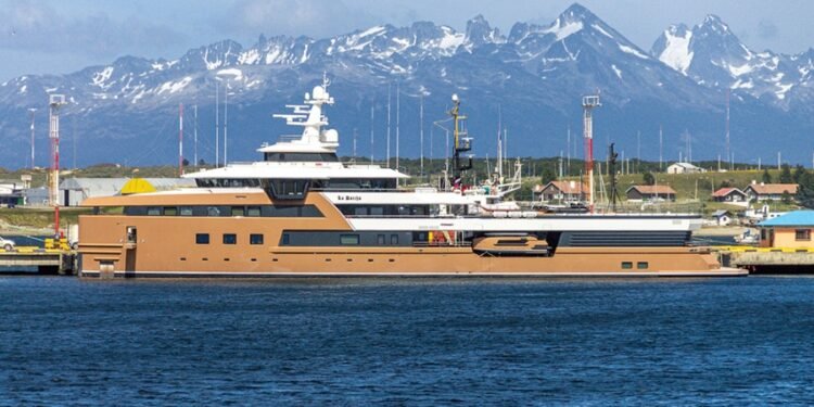 Un súper yate rompehielos de lujo llegó a Ushuaia