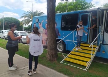 El Ómnibus Sanitario atiende nuevamente frente al Hospital