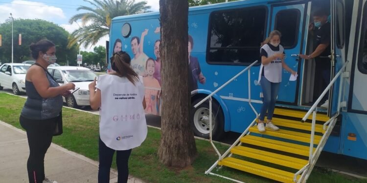 El Ómnibus Sanitario atiende nuevamente frente al Hospital
