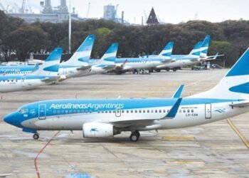 Aerolíneas Argentinas podría reprogramar sus vuelos por la suba de contagios