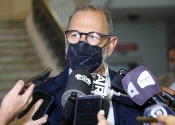 Corach apuntó que un «presupuesto reconducido reduce en un 32% los aportes a municipios y comunas»