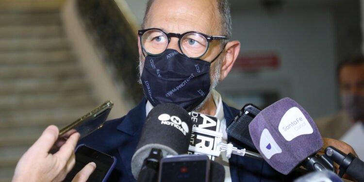 Corach apuntó que un «presupuesto reconducido reduce en un 32% los aportes a municipios y comunas»