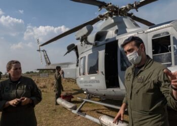 Entre el humo, los helicópteros monitorean y despliegan a los brigadistas en Corrientes