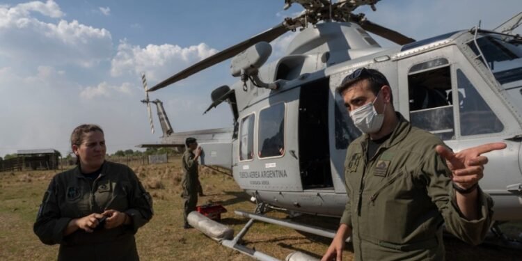 Entre el humo, los helicópteros monitorean y despliegan a los brigadistas en Corrientes