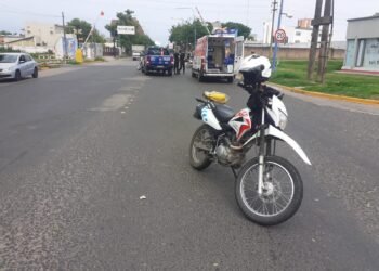 Iba en monopatín y se cayó: tuvo que ser asistido