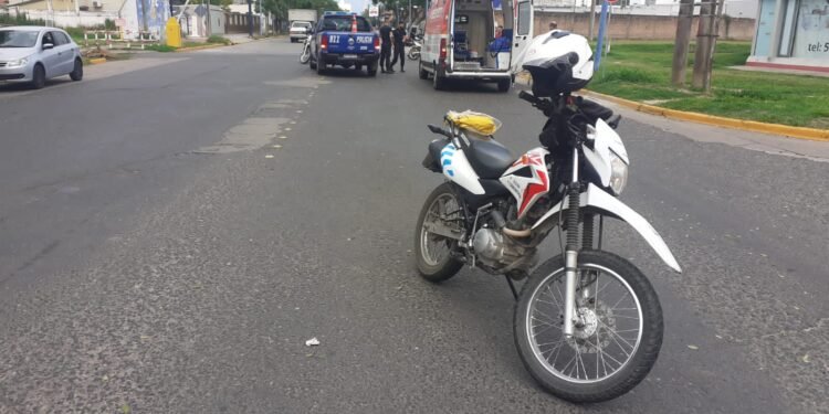 Iba en monopatín y se cayó: tuvo que ser asistido