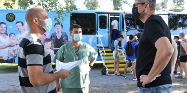 Realizan controles médicos a niños y deportistas en clubes de la ciudad