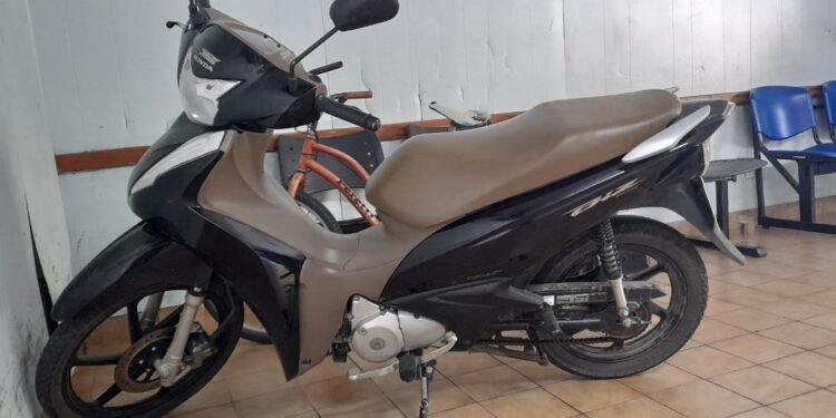 Rápida detención de motochorros que robaron un celular en barrio Sarmiento