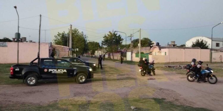 Decenas de policías en allanamientos múltiples en barrio Barranquitas