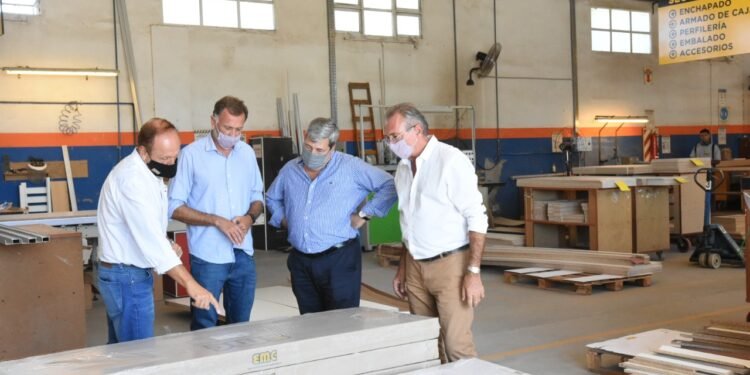 Articulan acciones para potenciar la actividad de la industria local