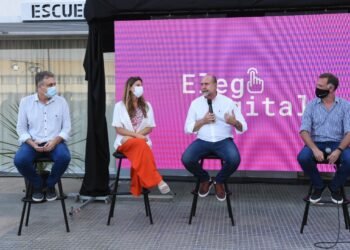 Perotti presidió el acto de egresados de Argentina Programa