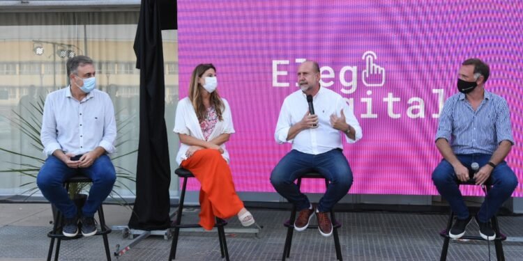 Perotti presidió el acto de egresados de Argentina Programa